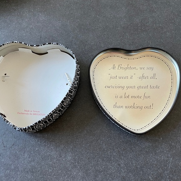 ❤️ BRIGHTON  BLACK AND WHITE HEART TIN - Picture 2 of 4